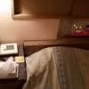 IMAGE２(立川市/ラブホテル)の写真『502号室ベッド脇のパネルと電話』by 春風拳