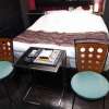シーズ五反田(品川区/ラブホテル)の写真『402号室 ベッド、チェア＆テーブル』by マーケンワン