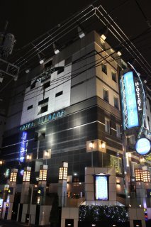 ラモード新宿(新宿区/ラブホテル)の写真『夜の外観１』by スラリン
