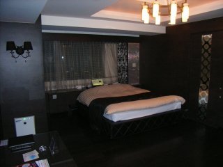 ホテルM(市川市/ラブホテル)の写真『801号室 ベッド周辺』by ホテルレポったー