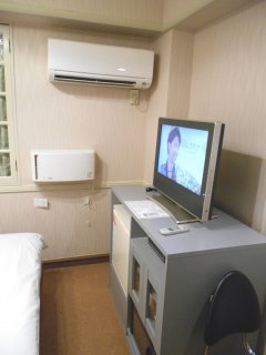 HOTEL府中(府中市/ラブホテル)の写真『201号室、テレビとエアコンなど』by もんが～