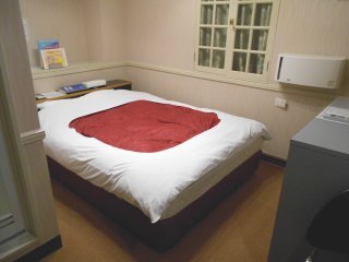 HOTEL府中(府中市/ラブホテル)の写真『201号室、ベッド』by もんが～