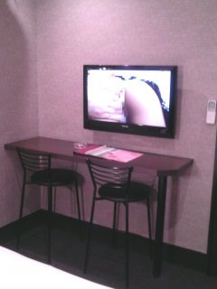 ホテル アップル(八王子市/ラブホテル)の写真『311号室、テレビとテーブルと椅子』by もんが～