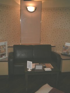WILL RESORT日高（ウィルリゾート）日高(日高市/ラブホテル)の写真『205号室、テーブルとソファー』by もんが～