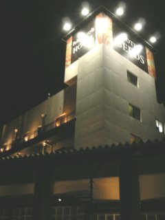 シーズ東名(川崎市宮前区/ラブホテル)の写真『夜の外観』by もんが～