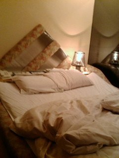 アランド吉祥寺(武蔵野市/ラブホテル)の写真『401号室ベッド。乱れた感じにしました。』by ごえもん（運営スタッフ）