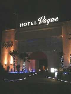 DESIGN HOTEL VOGUE(ヴォーグ)(川越市/ラブホテル)の写真『夜の外観』by もんが～