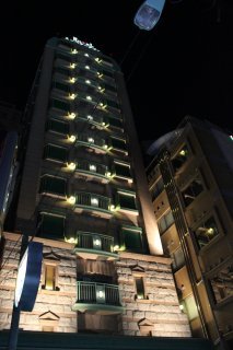 エンペラータワー石庭(新宿区/ラブホテル)の写真『夜の外観』by スラリン