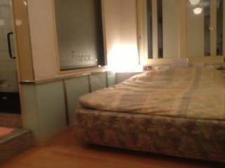 フランセ(八王子市/ラブホテル)の写真『フランセ906ベッド周り』by 瓢箪から狛犬