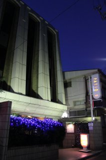 パティオ(文京区/ラブホテル)の写真『夜の外観１』by スラリン