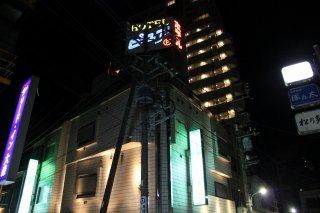 ホテル ピュア(大田区/ラブホテル)の写真『夜の外観２』by スラリン
