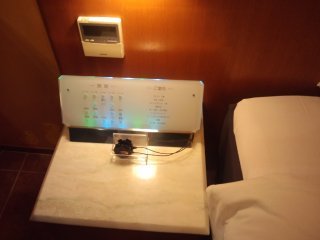 カラフルＰ＆Ａ新宿(新宿区/ラブホテル)の写真『405のベッドサイドコントローラー』by まさおじさん