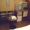 マリオネットアイネ(八王子市/ラブホテル)の写真『303号室、テーブルとチェアー、冷蔵庫と電子レンジなど』by もんが～