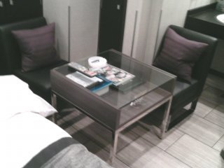 ホテル Reve(町田市/ラブホテル)の写真『506号室、テーブルと椅子』by もんが～
