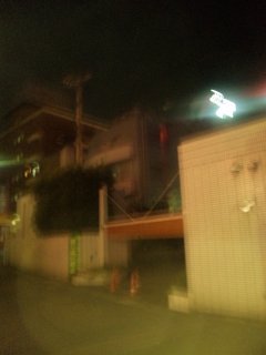 RING MY BELL（リングマイベル）(相模原市/ラブホテル)の写真『夜の駐車場入口と外観』by 郷ひろし（運営スタッフ）