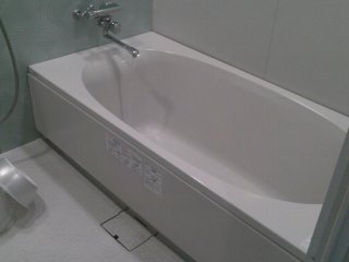 キャトルセゾン大和(大和市/ラブホテル)の写真『305号室、浴槽は深めでゆったりと浸かれました。』by もんが～