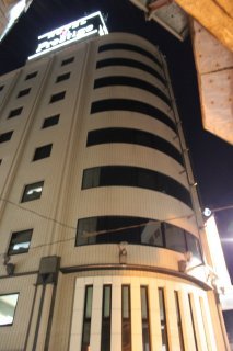 ホテル プレステージ(荒川区/ラブホテル)の写真『夜の外観』by スラリン