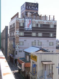 ホテル LUNA(江戸川区/ラブホテル)の写真『昼の外観（西から）』by ホテルレポったー