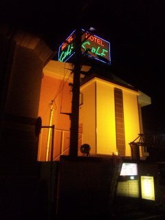 GOLF厚木(厚木市/ラブホテル)の写真『夜の外観』by 郷ひろし（運営スタッフ）