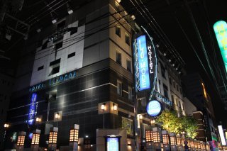 ラモード新宿(新宿区/ラブホテル)の写真『夜の外観２』by スラリン