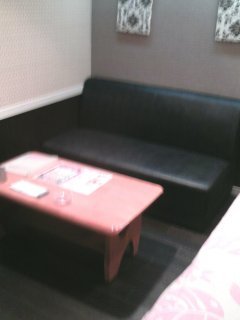 キャトルセゾン大和(大和市/ラブホテル)の写真『203号室、テーブルとソファー』by もんが～