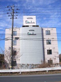 PIMMS＆DUALA（ピムズ＆デュアラ）(成田市/ラブホテル)の写真『昼の外観（DUALA・南東から）』by ホテルレポったー
