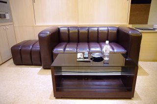 HOTEL MALTA（マルタ）(新宿区/ラブホテル)の写真『403号室 ソファーとテーブル』by マーケンワン