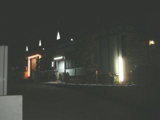 HOTELマキシム(所沢市/ラブホテル)の写真『夜の外観』by もんが～