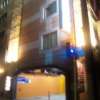 AKAIKUTSU(横浜市中区/ラブホテル)の写真『夜の駐車場入口』by 郷ひろし（運営スタッフ）