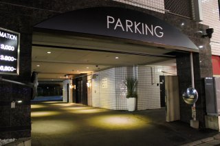 ホテル IU(江戸川区/ラブホテル)の写真『駐車場入口』by スラリン
