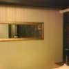 ホテルen(エン)(豊島区/ラブホテル)の写真『４０１号室 壁面（正面はミラー、右端は隣の部屋のエアコン配管）』by 市