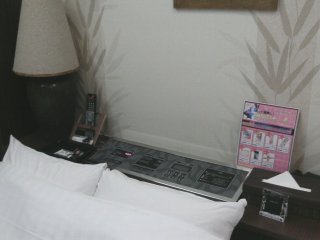 HOTEL SKY PARK（スカイパーク）(新座市/ラブホテル)の写真『403号室、枕元のコントロールパネルなど』by もんが～