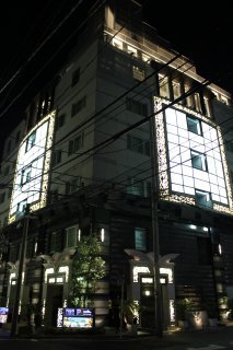 ホテル PASHA(パシャ)(新宿区/ラブホテル)の写真『夜の外観１』by スラリン