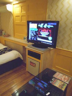 ホテル リヴィエラ相模原(相模原市/ラブホテル)の写真『310号室、テレビと持込用冷蔵庫など』by もんが～
