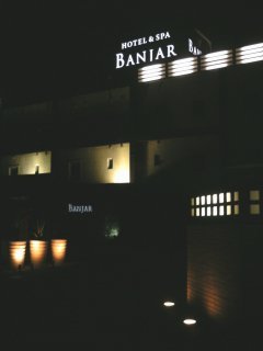 BANJAR(バンジャール) HOTEL＆SPA(所沢市/ラブホテル)の写真『夜の外観』by もんが～