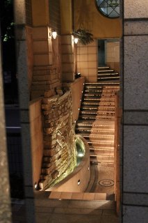 HOTEL ALAND目黒（アランド）(品川区/ラブホテル)の写真『入口からフロントへの階段』by スラリン