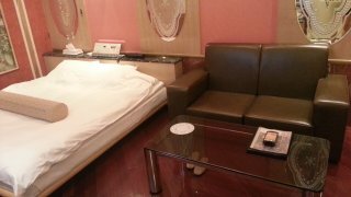 オリオン(新宿区/ラブホテル)の写真『303号室ベッドと横のソファ。ベッドの上にあるのは抱き枕。』by 春風拳
