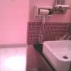 WILL URBAN（ウィルアーバン）八王子(八王子市/ラブホテル)の写真『503号室、洗面所（バリアフリーになっていて、奥の左側に仕切り無しでトイレがあります。）』by もんが～