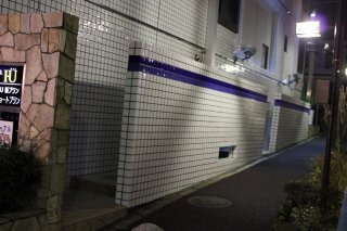 ホテル IU(江戸川区/ラブホテル)の写真『夜の側面入口』by スラリン