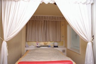 シャトン(新宿区/ラブホテル)の写真『102号室 ベッド』by マーケンワン