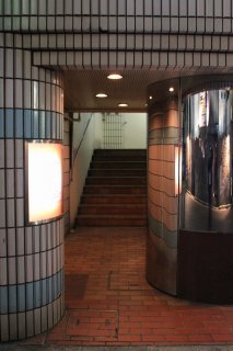 HOTEL Sun（サン）(新宿区/ラブホテル)の写真『夜の入口（近景）』by スラリン