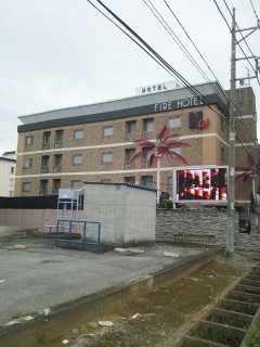 FIRE HOTEL(ファイヤー ホテル）(さいたま市岩槻区/ラブホテル)の写真『昼の外観』by ラッキーボーイ（運営スタッフ）