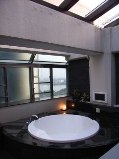 ホテルM(市川市/ラブホテル)の写真『801号室 露天風呂と景色（野鳥の楽園）』by ホテルレポったー