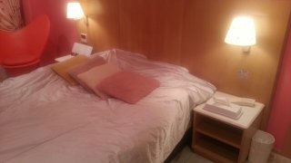 カラフルＰ＆Ａ新宿(新宿区/ラブホテル)の写真『203号室ベッド。4つのクッションあり』by 春風拳