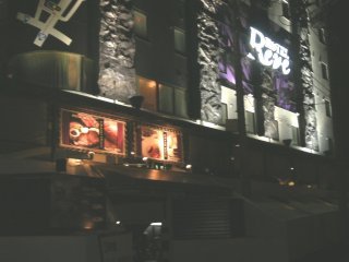ホテル Reve(町田市/ラブホテル)の写真『夜の入り口付近（裏口側）』by もんが～