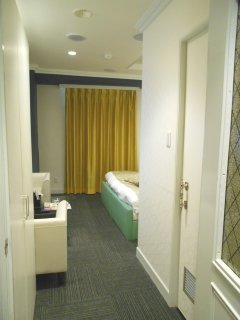 ホテル プルメリア青梅(青梅市/ラブホテル)の写真『301号室（入り口ドア付近から）』by もんが～