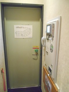 マリオネットアイネ(八王子市/ラブホテル)の写真『305号室、入り口ドアと自動清算機』by もんが～