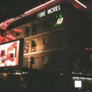 FIRE HOTEL(ファイヤー ホテル）(さいたま市岩槻区/ラブホテル)の写真『夜の外観』by もんが～