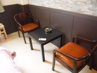 菊水(立川市/ラブホテル)の写真『307号室に設置されている椅子とテーブル』by 名無しさん（ID:4403）