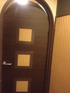 HOTEL北欧～HOKUO～(横浜市西区/ラブホテル)の写真『201号室 部屋への入り口ドア』by 瓢箪から狛犬